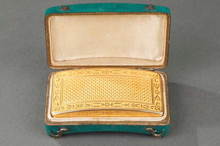 Curved gold snuff-box